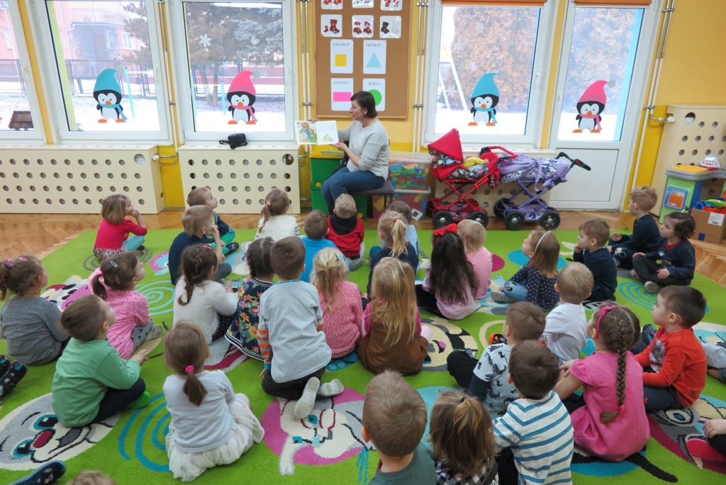 Wnętrze Przedszkole nr 4. Dzieci słuchają opowiadania "Franklin mówi "kocham Cię",czyta bibliotekarka Ania Wiśniewska. 