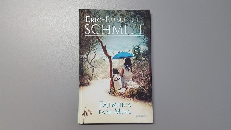 Na stoliku leży książka pt. ,, Tajemnica Pani Ming'' Erica Emmanuela Schmitt.