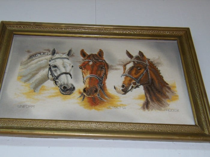 Obraz przedstawiający trzy konie wyhaftowany przez panią Ewe Walewacz.