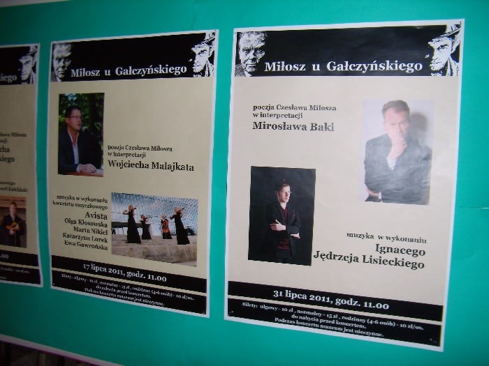 Na ścianie wystawa plakatów ''Miłosz u Gałczyńskiego''  z imprez organizowanych w Muzeum K.I. Gałczyńskiego w Leśniczówce Pranie w sezonie kulturalnym 2011. 