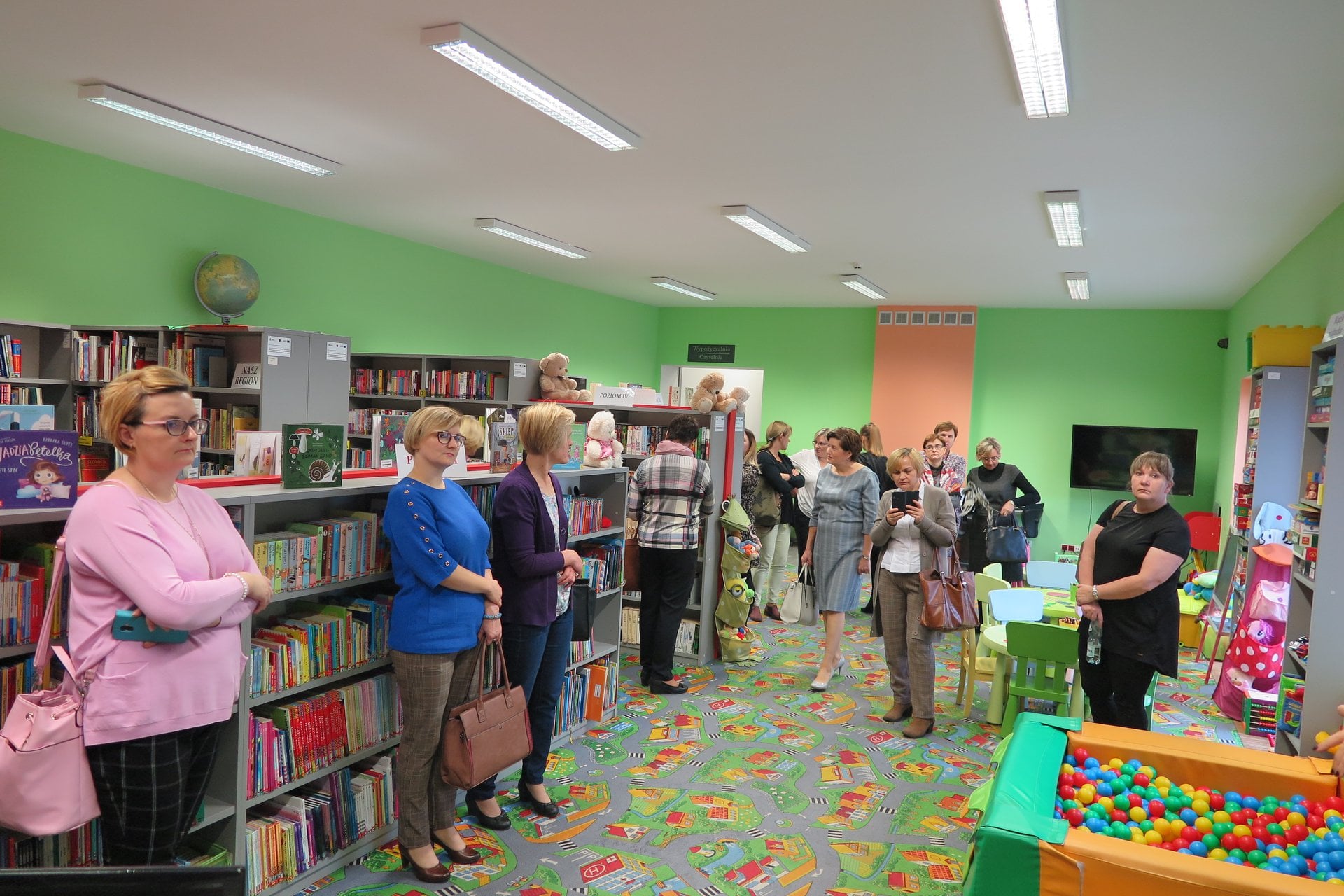 Wnętrze biblioteki, oddział dla dzieci zwiedzają goście z MBP im B.Prusa w Mławie.