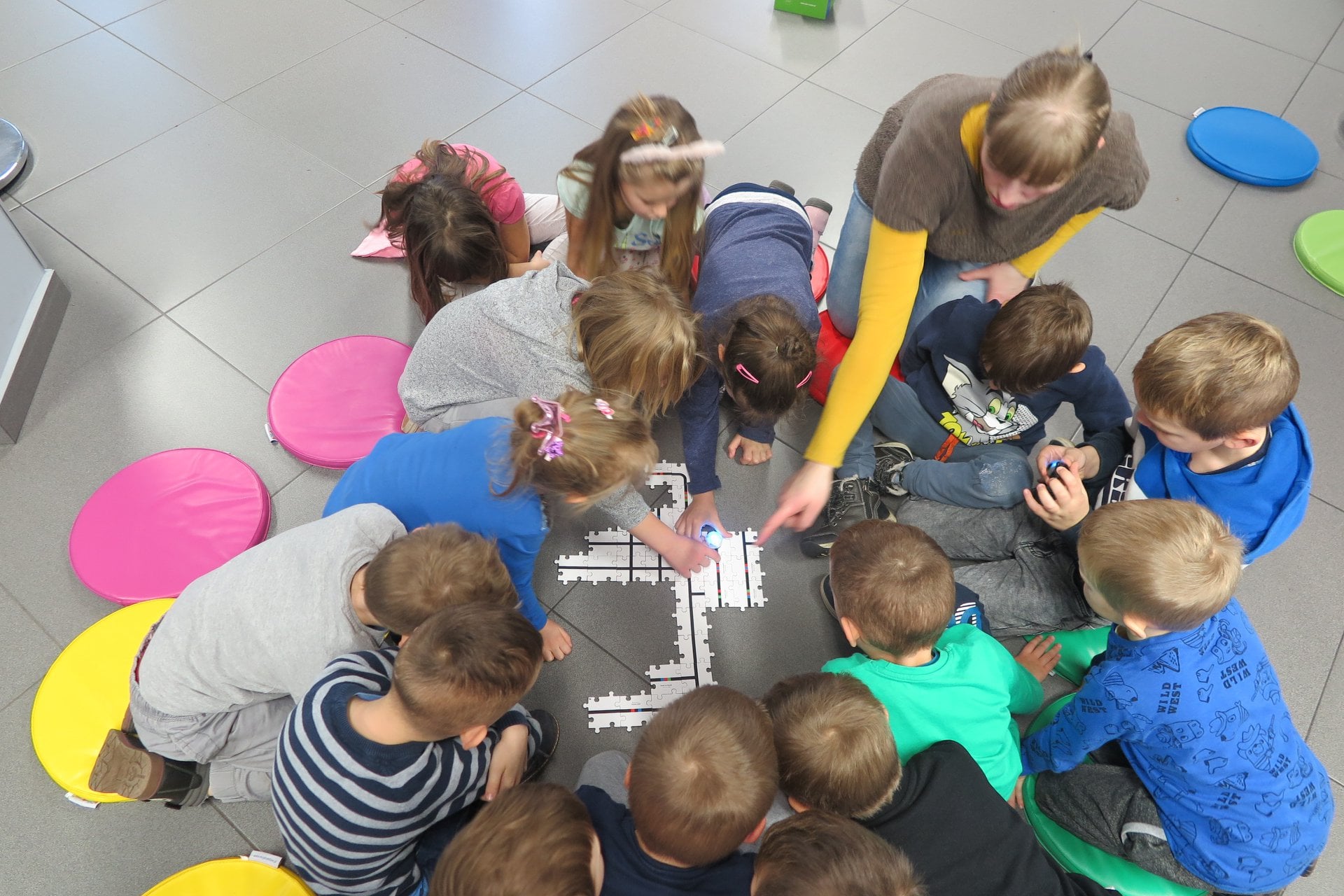 Grupa dzieci z przedszkola ,, U Misia'' biorą udział w warsztatach z programowania.Zajęcia prowadzi bibliotekarka Małgorzata Trąmpczyńska. 
