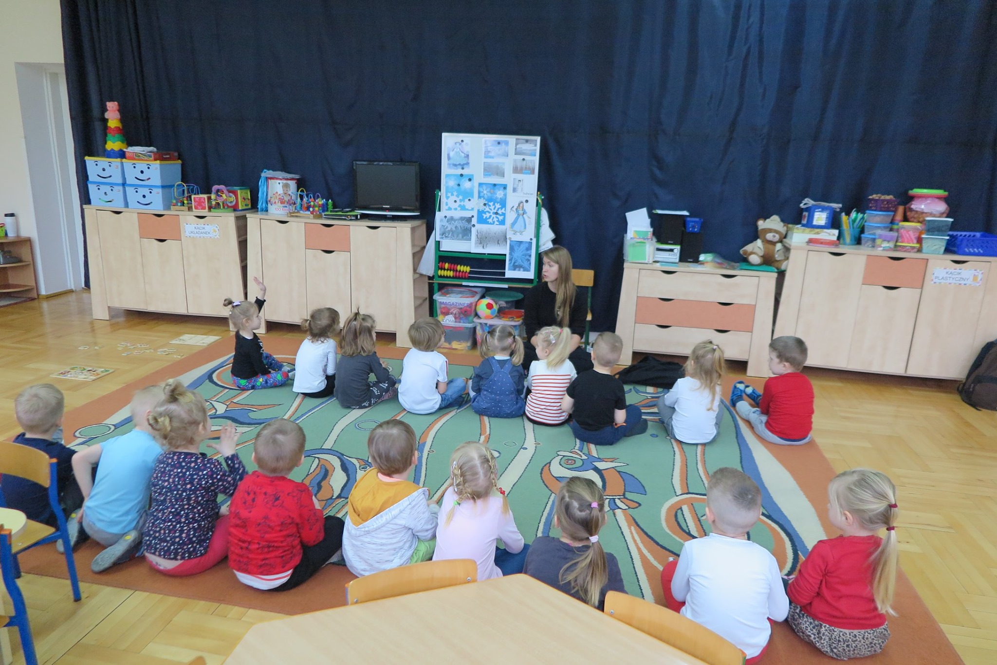 Dzieci z przedszkola nr 1 w Działdowie. Bibliotekarka Aleksandra Cybulska prowadzi zajęcia w przedszkolu. 