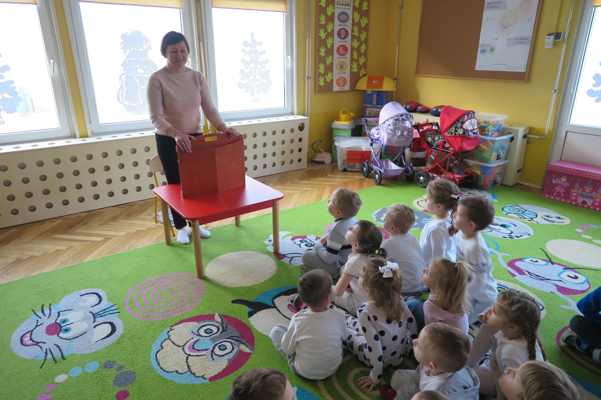 Przedszkole nr 4 w Działdowie. Bibliotekarka Ania Wiśniewska prowadzi teatrzyk dla dzieci Kamishibai.