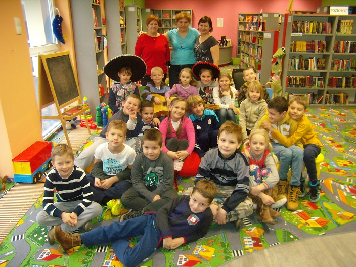 Grupa dzieci podczas lekcji bibliotecznej pt. "Apetyt na Meksyk". 