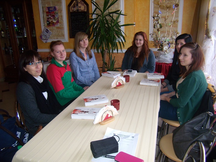 Wnętrze  kawiarni Dolce Vita, przy stoliku siedzą członkinie DKK ZS Malinowo wspólnie omawiają książkę  Guillaume Musso: "Jutro". 