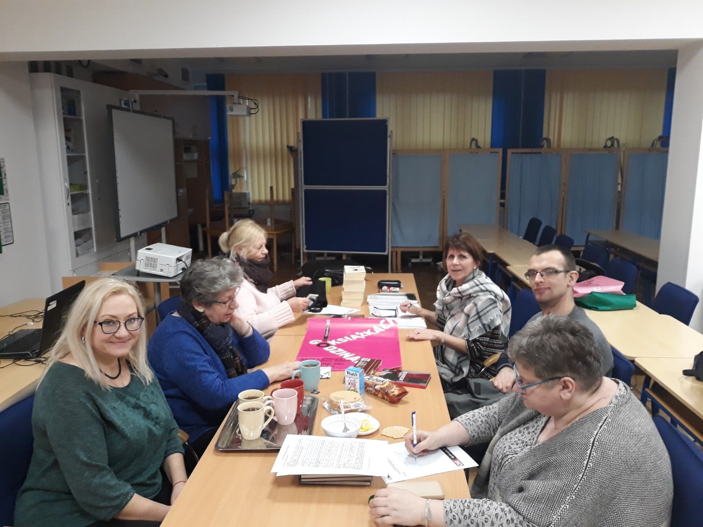 Przy stoliku pani dyrektor Justyna Lytvyn oraz członkowie klubu DKK CKU na spotkaniu na którym omawiano książkę Janusza Wiśniewskiego ''Udręka braku pożądania''. 