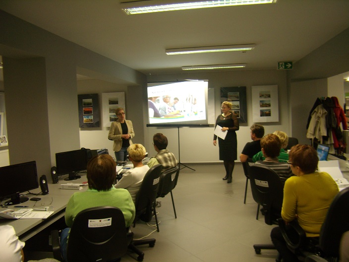 Prowadząca i dyrektor MBP Justyna Lytvyn oraz uczestnicy kursu komputerowego.