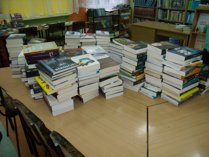 Na stoliku leżą książki przekazane od MBP dla GIM NR 2.