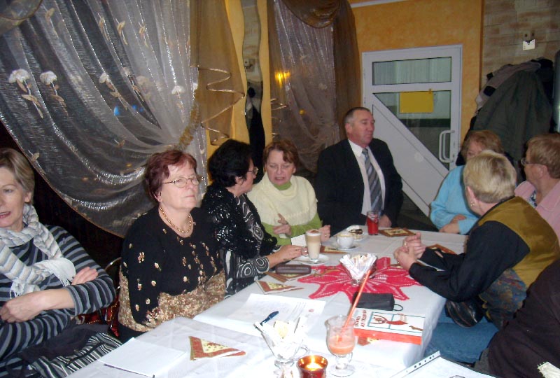 Wnętrze restauracji, przy stoliku siedzą członkowie DKK UTW.