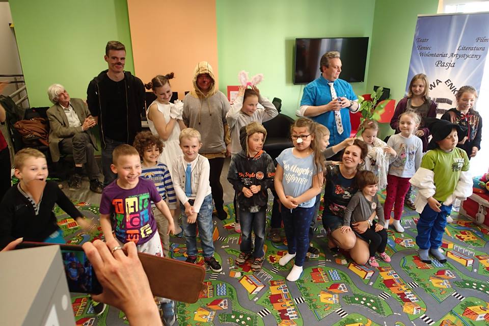 Wnętrze biblioteki, grupa dzieci podczas zajęć z ''bajką ożywioną''  wydania antologii bajek najmłodszych Bajkopisarzy Warmii i Mazur - 3.