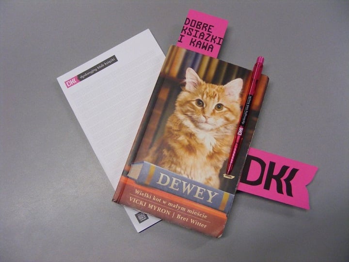Na stoliku leży książka Vicki Myron "Dewey. Wielki kot w małym mieście". 