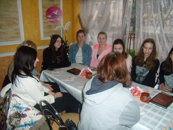 Wnętrze kawiarni. Przy stoliku siedzą uczestniczki DKK ZS Malinowo wspólnie omawiają książkę J. Picoult "Karuzela uczuć".