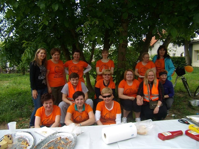 Pracownicy MBP w pomarańczowych w koszulkach z napisem odjazdowy bibliotekarz. 