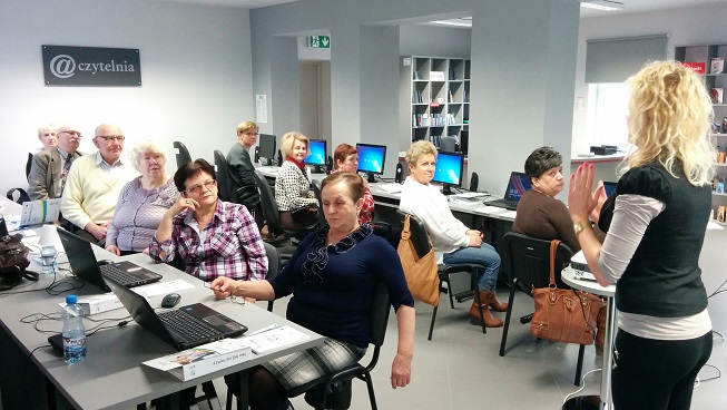 11 osób przy stanowiskach komputerowych, wszyscy biorą udział w kursie komputerowym internet bez granic ''Nie bój się myszy''.