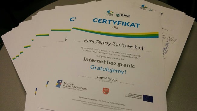 Certyfikaty uczestników biorących udział w szkoleniu z zakresu posługiwania się komputerem.