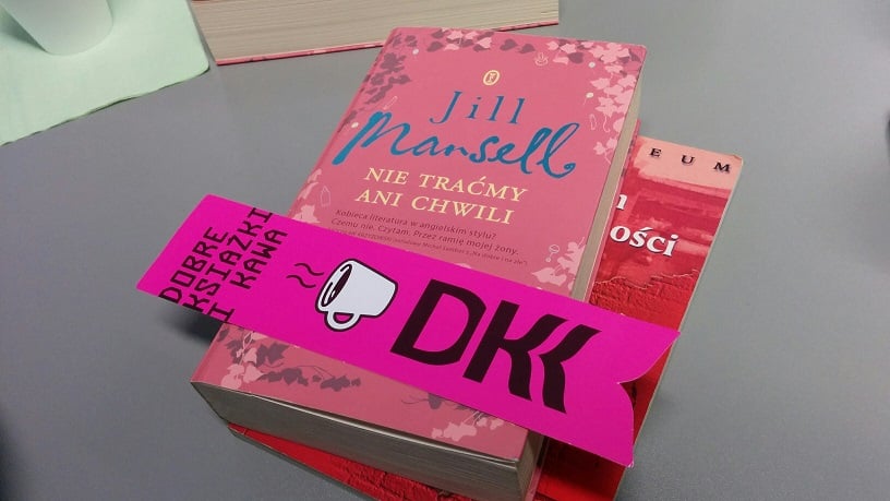 Na stoliku leży książka  Jill Mansel: "Nie traćmy ani chwili" oraz różowa zakładka do książki z napisem DKK.