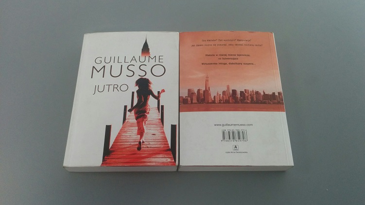 Na stoliku leży książka Guillaume Musso pt. ,,Jutro''.