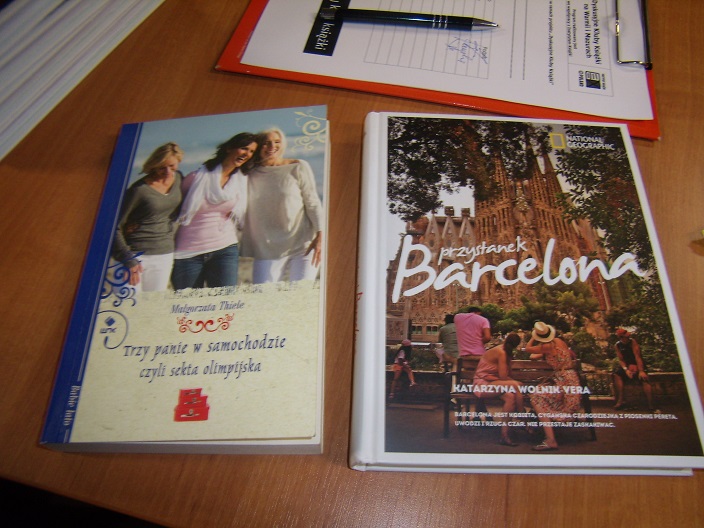 Na stoliku leżą dwie książki Małgorzaty Thiele "Trzy panie w samochodzie, czyli sekta olimpijska" i Katarzyny Wolnik-Vera "Przystanek Barcelona".