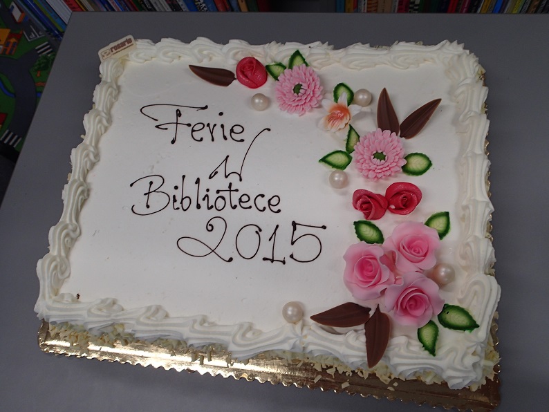 Tort udekorowany kwiatami z napisem Ferie w Bibliotece 2015r.