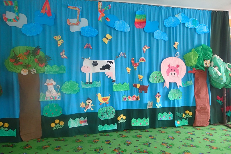 Dekoracja przedstawienia pt. ''Jajko'' dzieci z przedszkola nr 3 wykonały z papieru zwierzątka chmurki, drzewka i udekorowały scene.