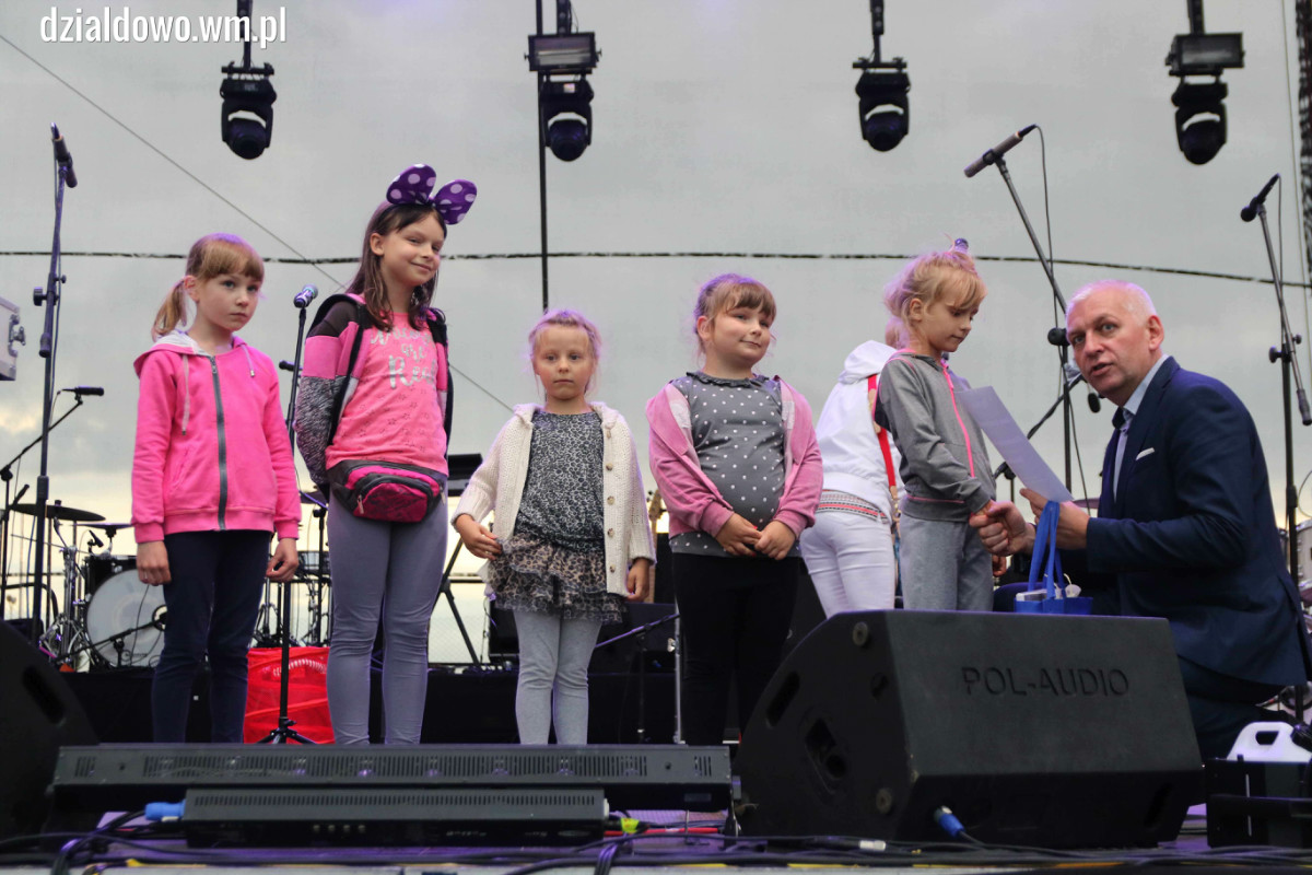 Burmistrz miasta Działdowo Grzegorz Mrowiński wręcza na scenie nagrody dzieciom za udział w konkursie ''Działdowo bezpieczne=przyjazne''. 