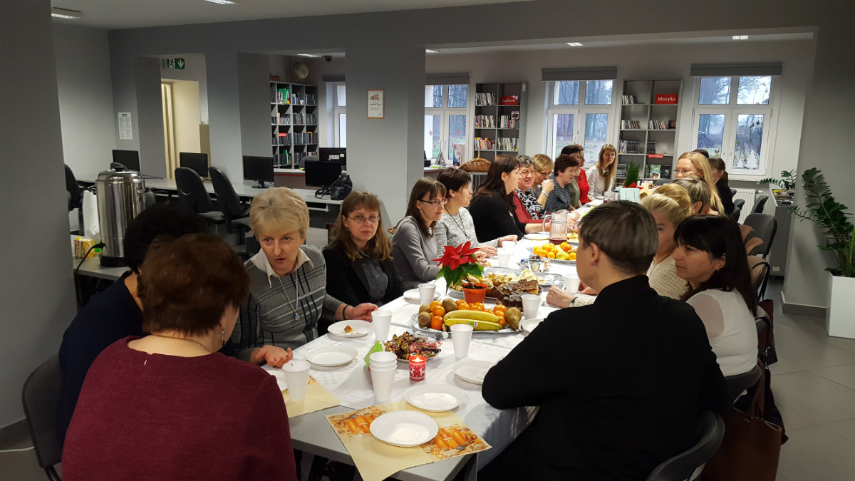 Wnętrze biblioteki. Przy stole wigilijnym spotkali się uczestnicy Stowarzyszenia Bibliotekarzy Polskich Koło w Działdowie.