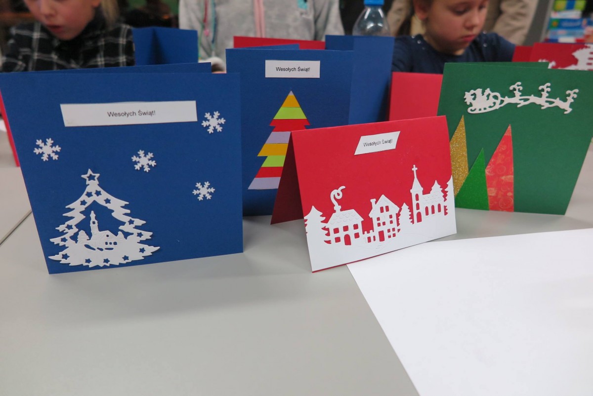 Na stoliku stoją kartki świąteczne wykonane przez dzieci.