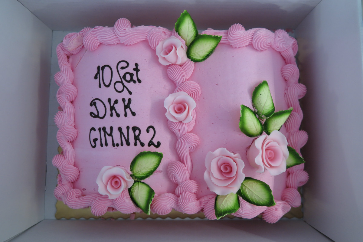 Różowy tort z napisem 10lat DKK GIM.NR.2. 