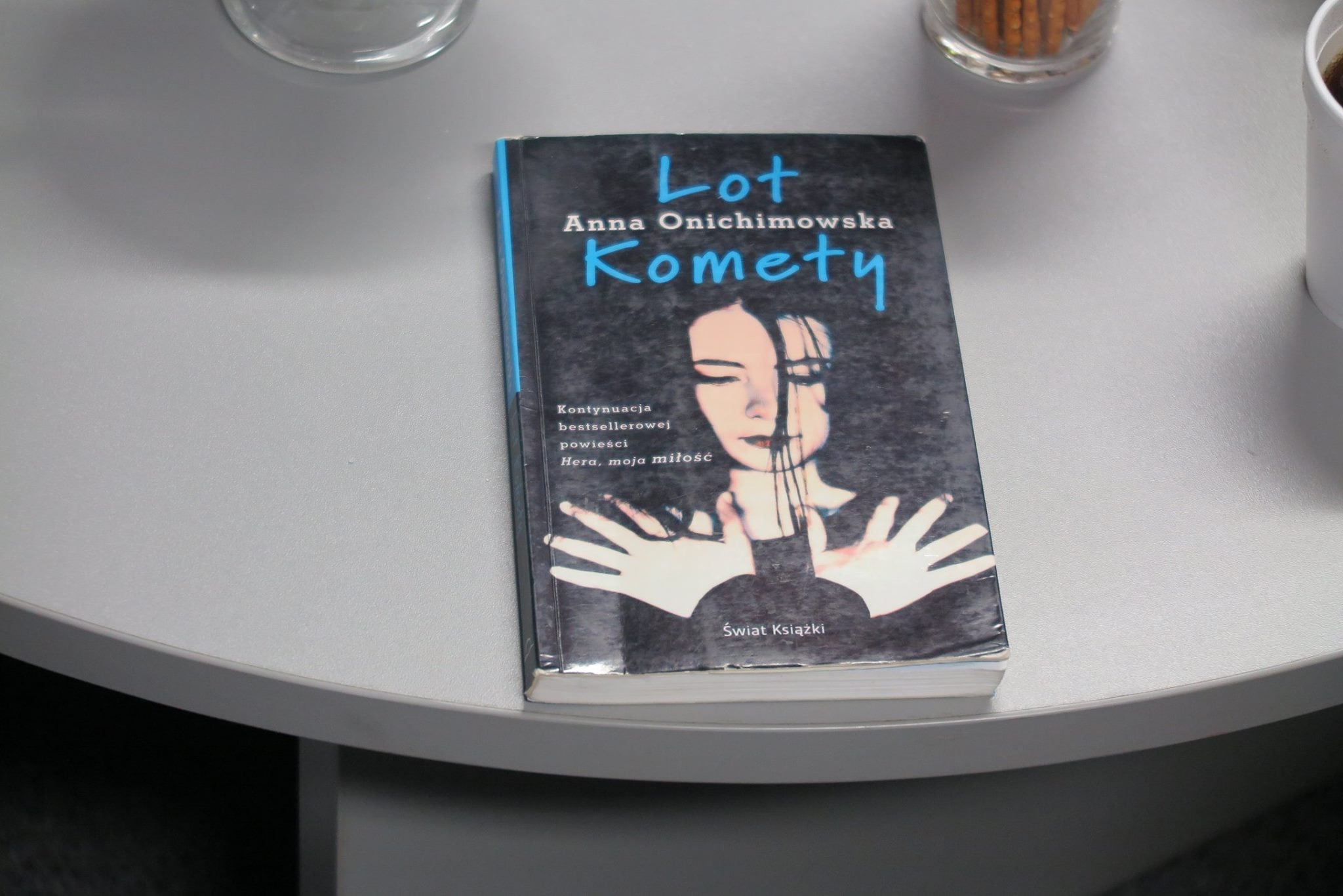 Na stoliku książka ''Lot Komety'' Anny Onichimowskiej. 