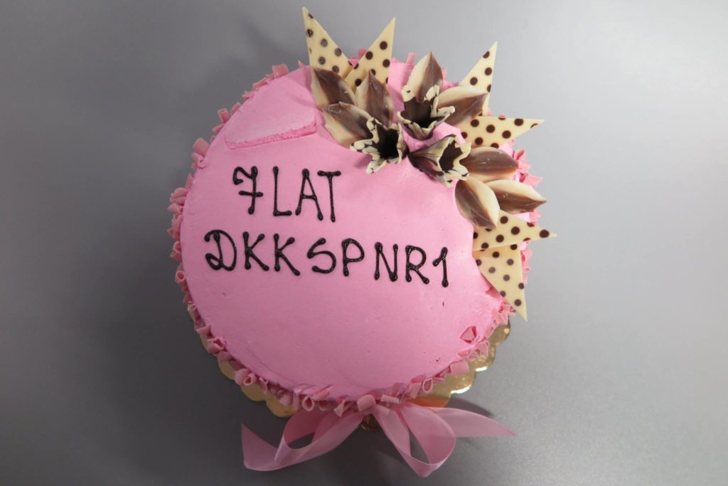 Różowy tort z okazji siódmej rocznicy działania klubu DKK SP nr 1.