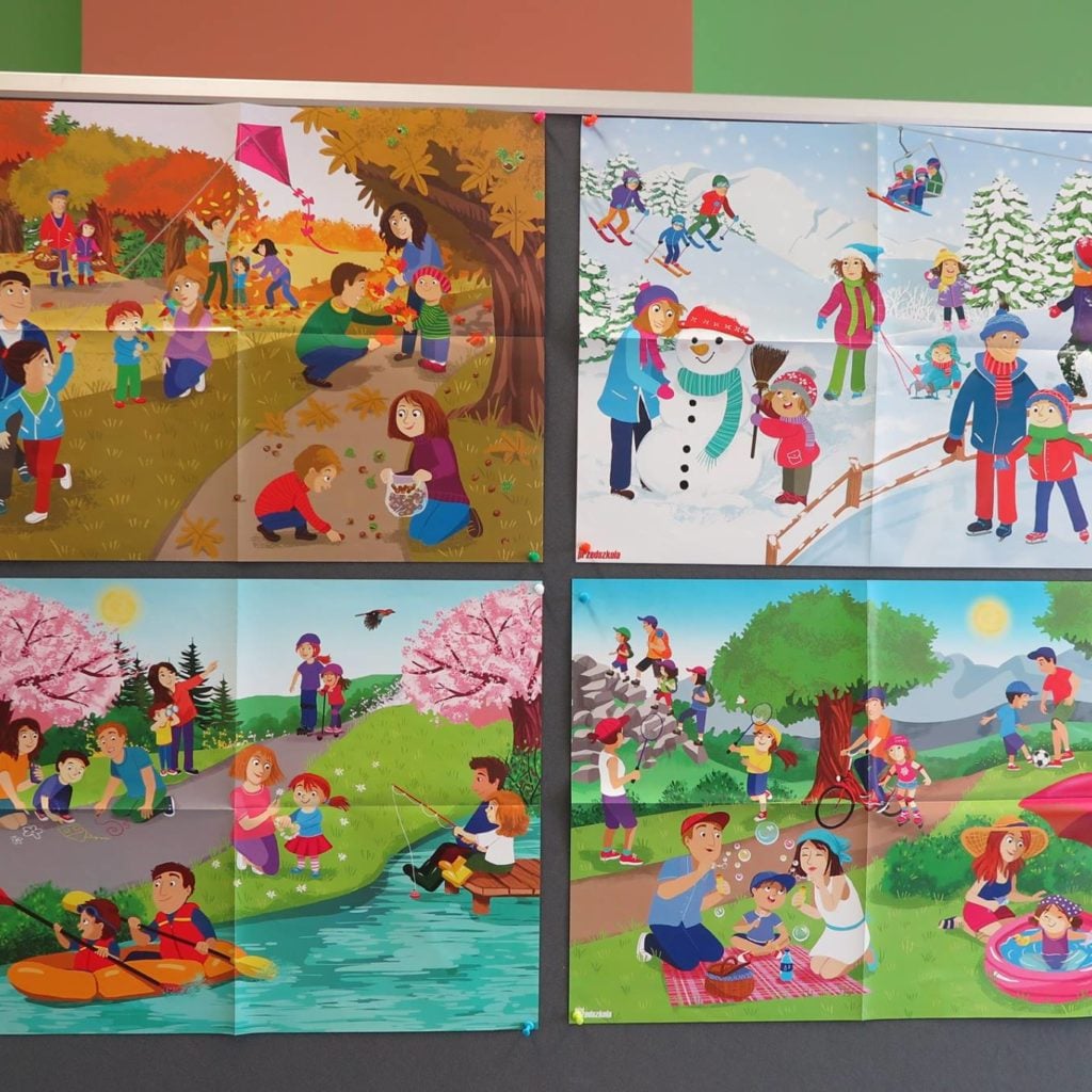 Na banerze wiszą prace przedstawiające różne zabawy dzieci w każdej porze roku. 