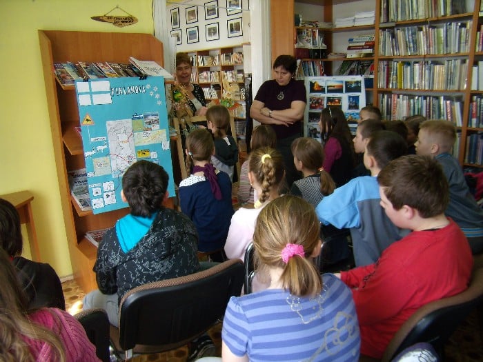 Wnętrze biblioteki, grupa dzieci bierze udział w lekcji Z książką przez świat" - Finlandia. Popularyzacja sztuki i kultury Finlandii.