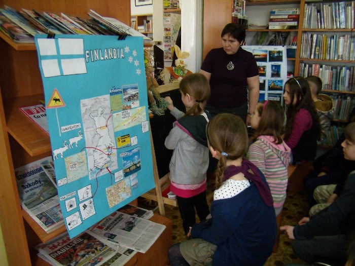 Wnętrze biblioteki, grupa dzieci bierze udział w lekcji Z książką przez świat" - Finlandia. Popularyzacja sztuki i kultury Finlandii.