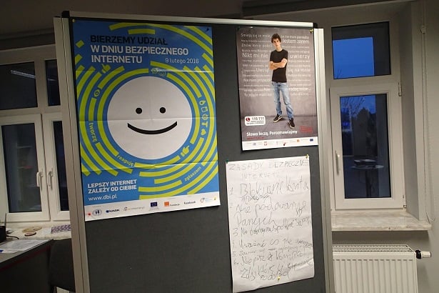 Na banerze wiszą trzy plakaty o tematyce bezpiecznego internetu. 
