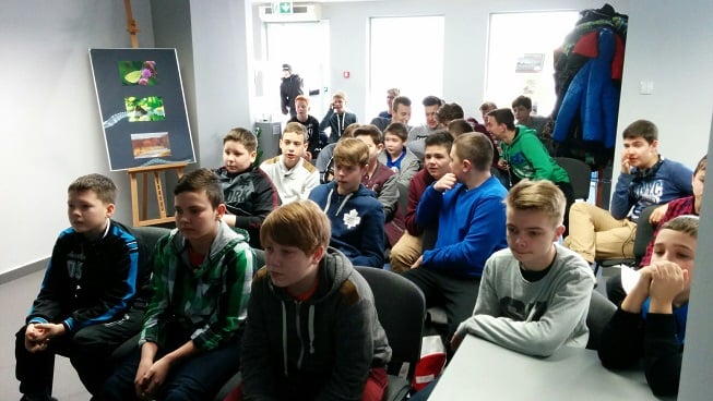 Uczestnicy i publiczność zgromadzona na turniej gry komputerowej FIFA 15.