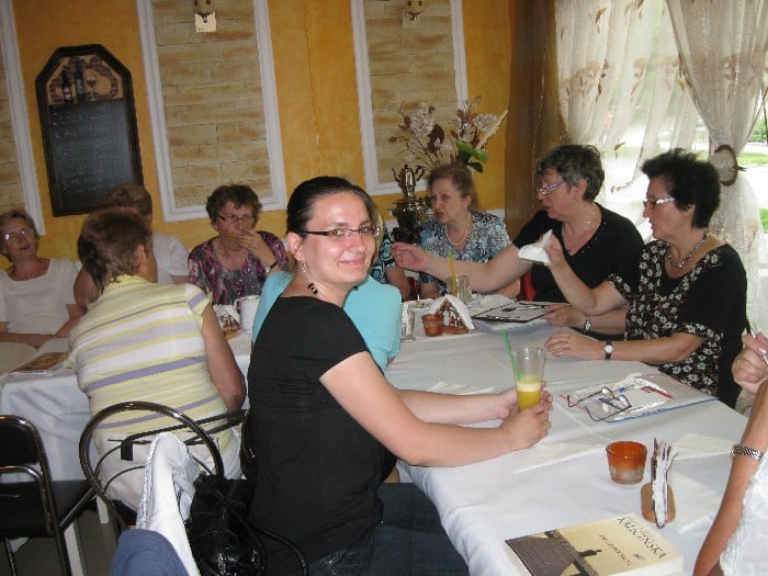 Wnętrze restauracji przy stoliku siedzą członkinie DKK.
