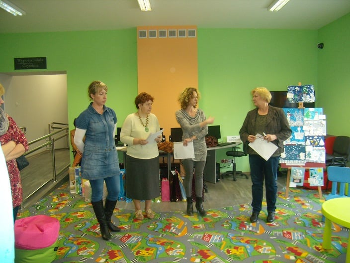 Rodzice i nauczycielki oraz bibliotekarka podczas ogłaszania wyników konkursu plastycznego. 