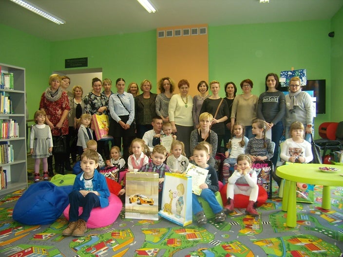 Dzieci z rodzicami i nauczycielkami podczas zakończenia konkursu plastycznego. 