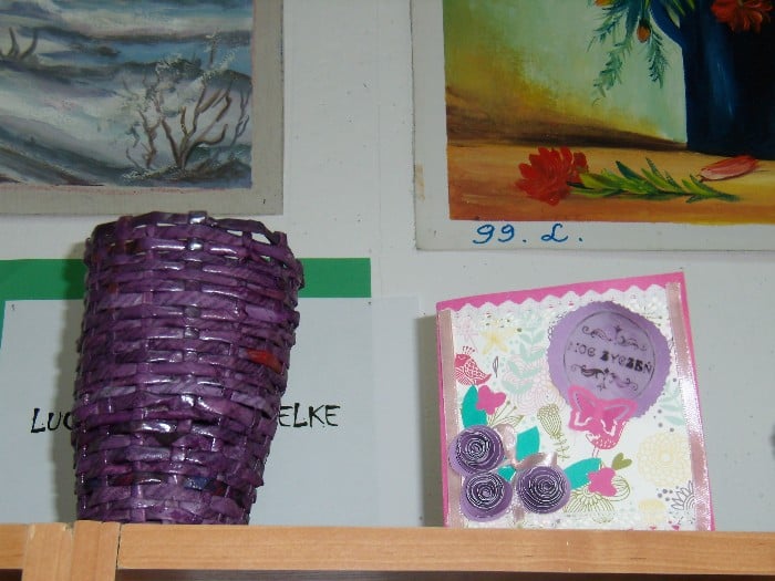Wnętrze biblioteki. Kolorowy kosz i karta z życzeniami prace wykonane przez Joanne Niedzielską.