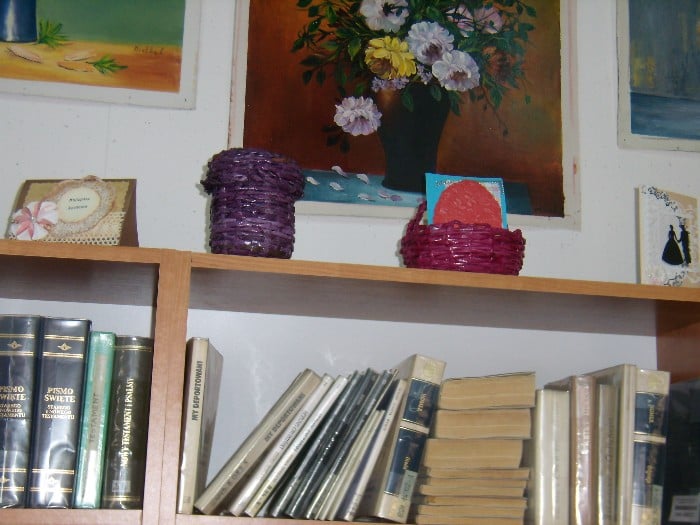 Wnętrze biblioteki. Kolorowe kosze i karty z życzeniami to prace wykonane przez Joanne Niedzielską.