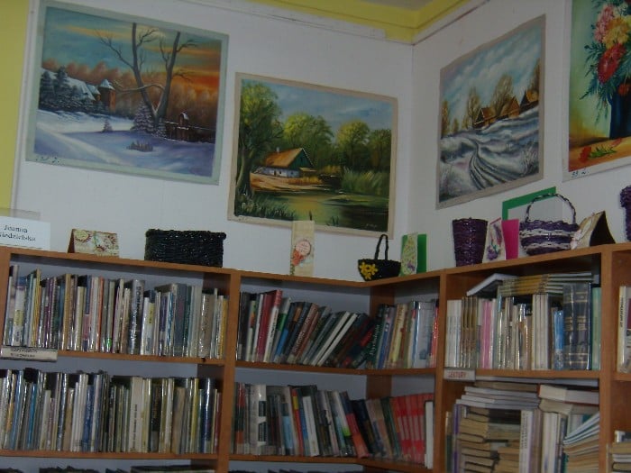 Wnętrze biblioteki. Kolorowe kosze i karty z życzeniami to prace wykonane przez Joanne Niedzielską.