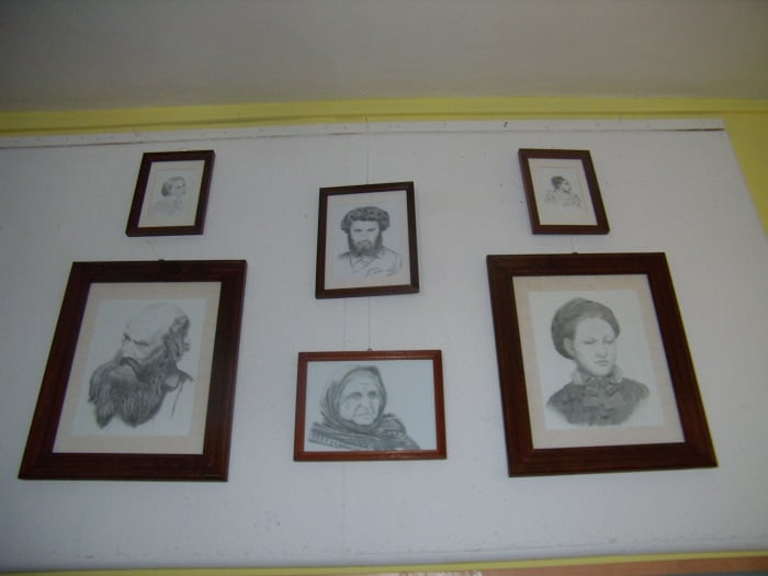 Na ścianie wisi 6 obrazów Beaty Polmańskiej.