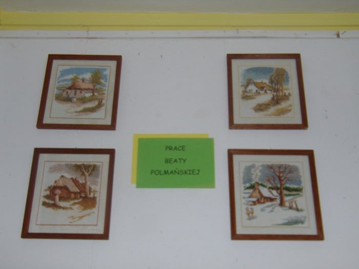 Na ścianie wiszą cztery obrazy Beaty Polmańskiej.