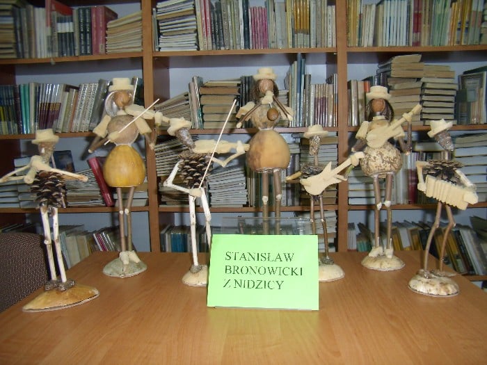 Na stoliku stoi siedem postaci wykonane przez Stanisława Bronowickiego z Nidzicy.