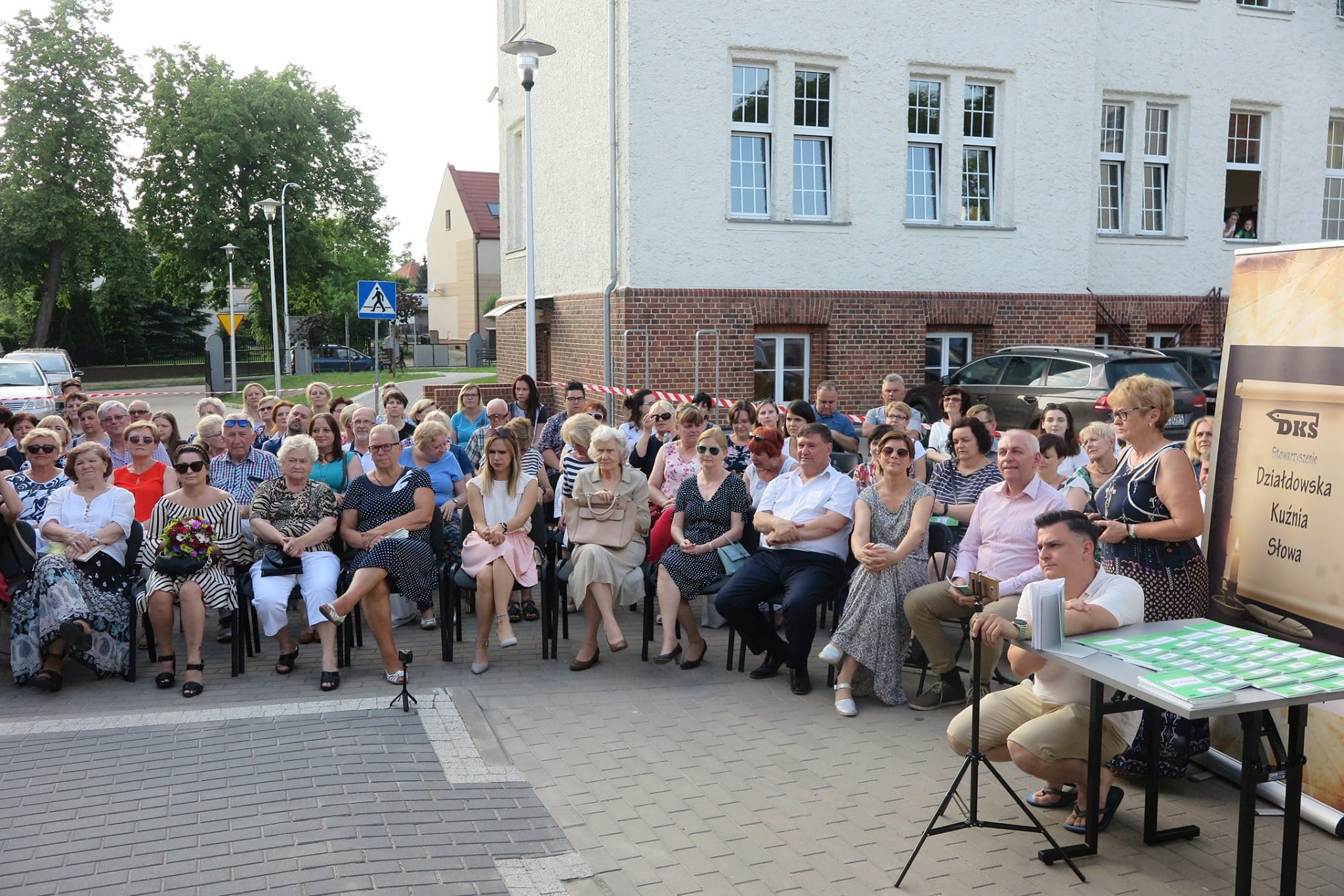 Na placu przed MBP w Działdowie zgromadzili się wszyscy słuchacze na promocję tomiku poezji Janiny Dzenis „Na karuzeli czasu”.
