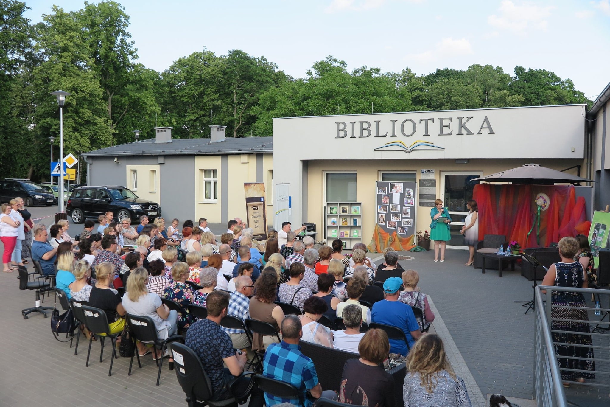 Na placu przed MBP w Działdowie zgromadzili się wszyscy słuchacze na promocję tomiku poezji Janiny Dzenis „Na karuzeli czasu”.