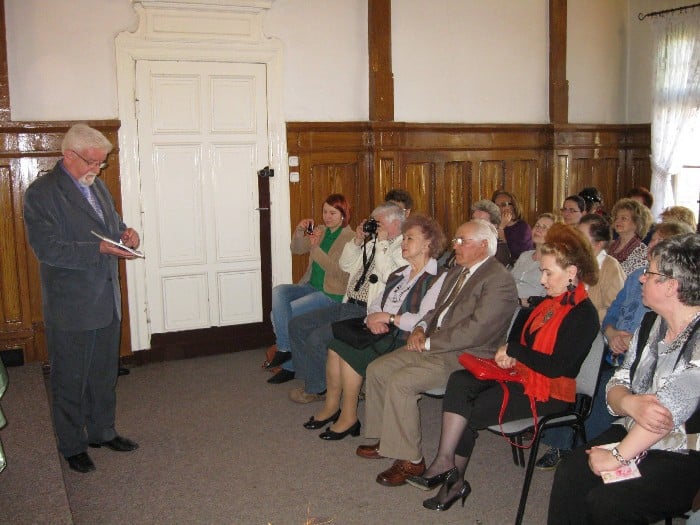Edward Cyfus i publiczność zgromadzona na spotkanie z pisarzem. 