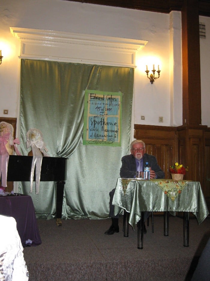 Przy stoliku siedzi pisarz Edward Cyfus.