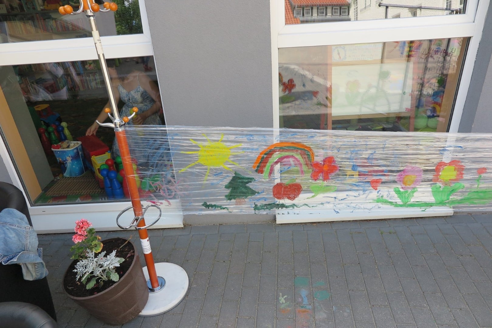 Na placu MBP na folii namalowane przez dzieci obrazy.